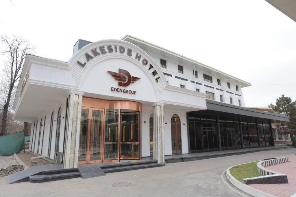 Lakeside Hotel